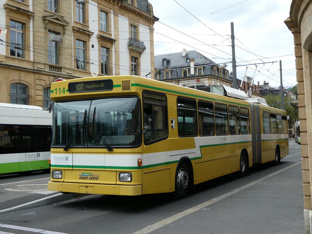 (255'236) - transN, La Chaux-de-Fonds - Nr. 114 - NAW/Hess Gelenktrolleybus (ex TN Neuch�tel Nr. 114) am 16. September 2023 in Neuch�tel, Place Pury