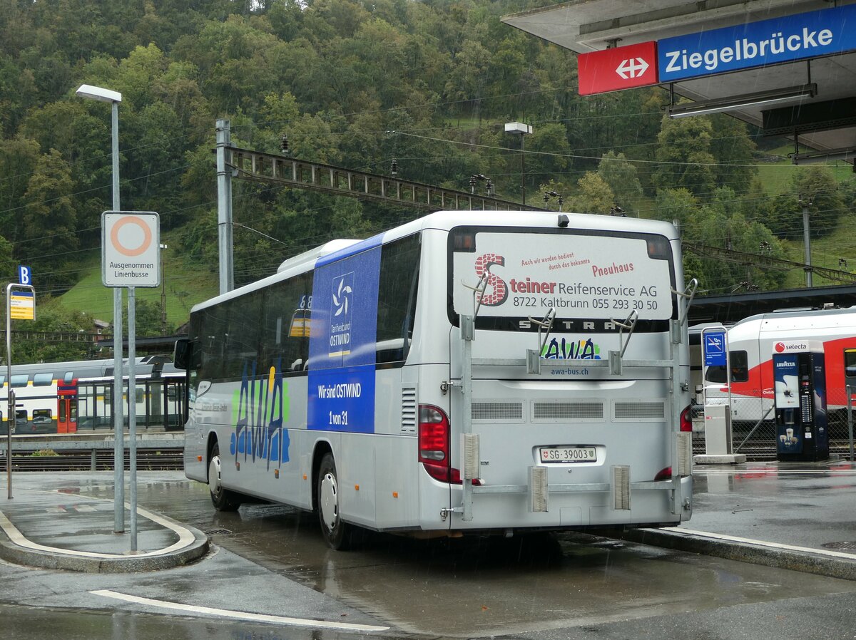 (255'405) - AWA Amden - Nr. 3/SG 39'003 - Setra am 18. September 2023 beim Bahnhof Ziegelbr�cke