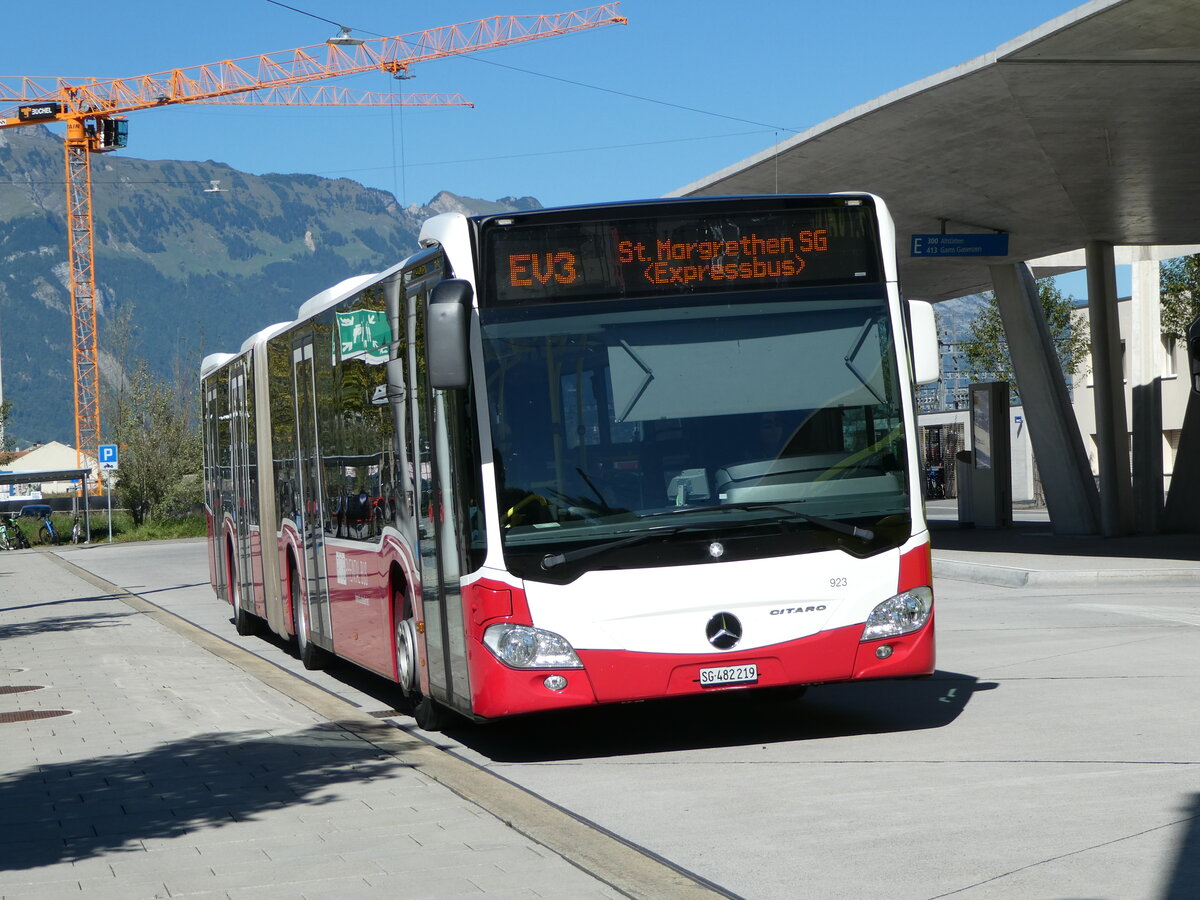 (255'607) - RTB Altst�tten - Nr. 923/SG 482'219 - Mercedes (ex Wiener Linien, A-Wien Nr. 8731) am 26. September 2023 beim Bahnhof Buchs