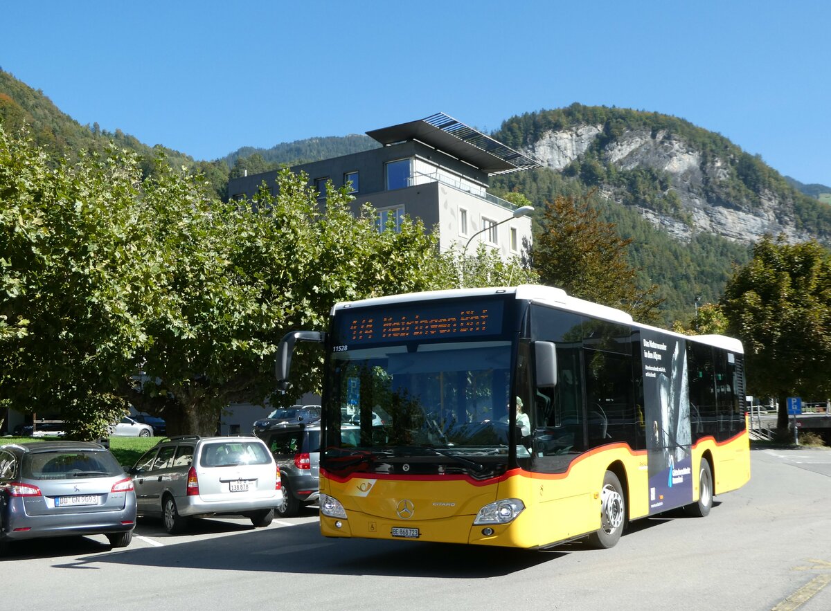 (255'830) - Fl�ck, Brienz - Nr. 23/BE 868'723/PID 11'528 - Mercedes am 2. Oktober 2023 in Meiringen, Postautostation
