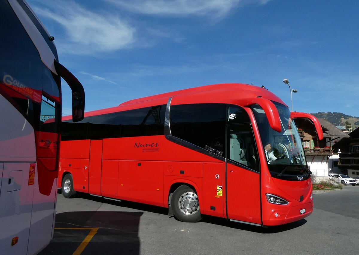(256'073) - Nunes, Z�rich - Nr. 14/ZH 350'817 - Irizar am 12. Oktober 2023 beim Bahnhof Gstaad
