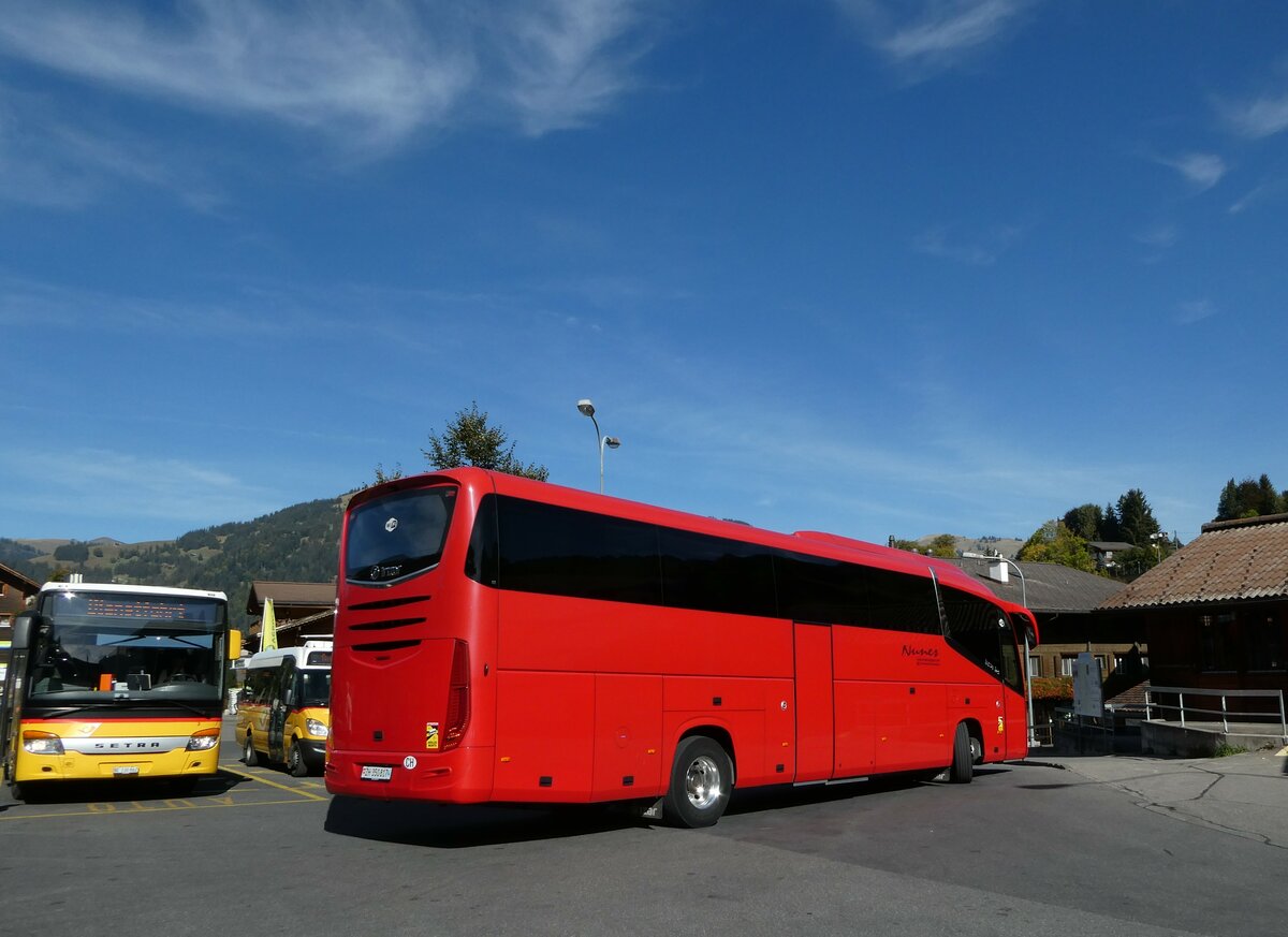 (256'074) - Nunes, Z�rich - Nr. 14/ZH 350'817 - Irizar am 12. Oktober 2023 beim Bahnhof Gstaad