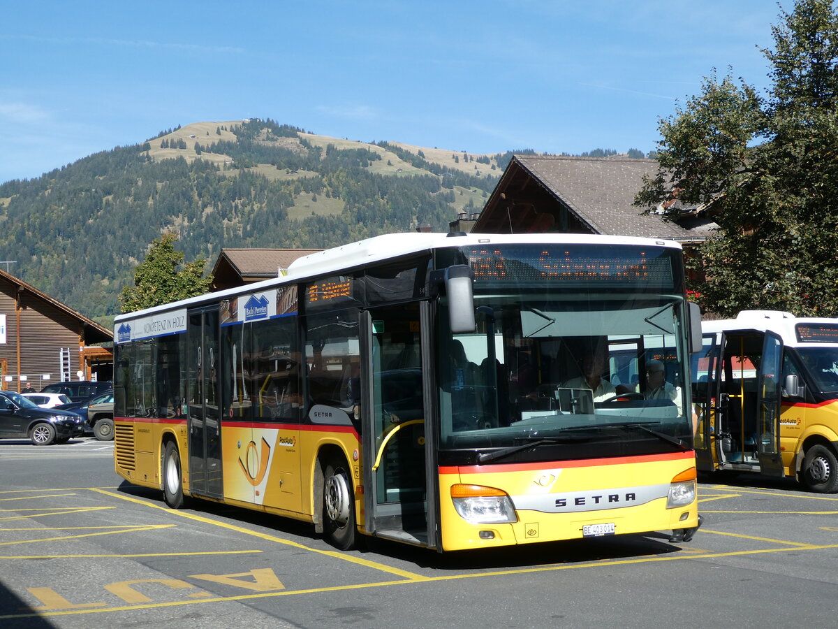 (256'077) - K�bli, Gstaad - BE 403'014/PID 5203 - Setra (ex BE 104'023; ex Nr. 1) am 12. Oktober 2023 beim Bahnhof Gstaad