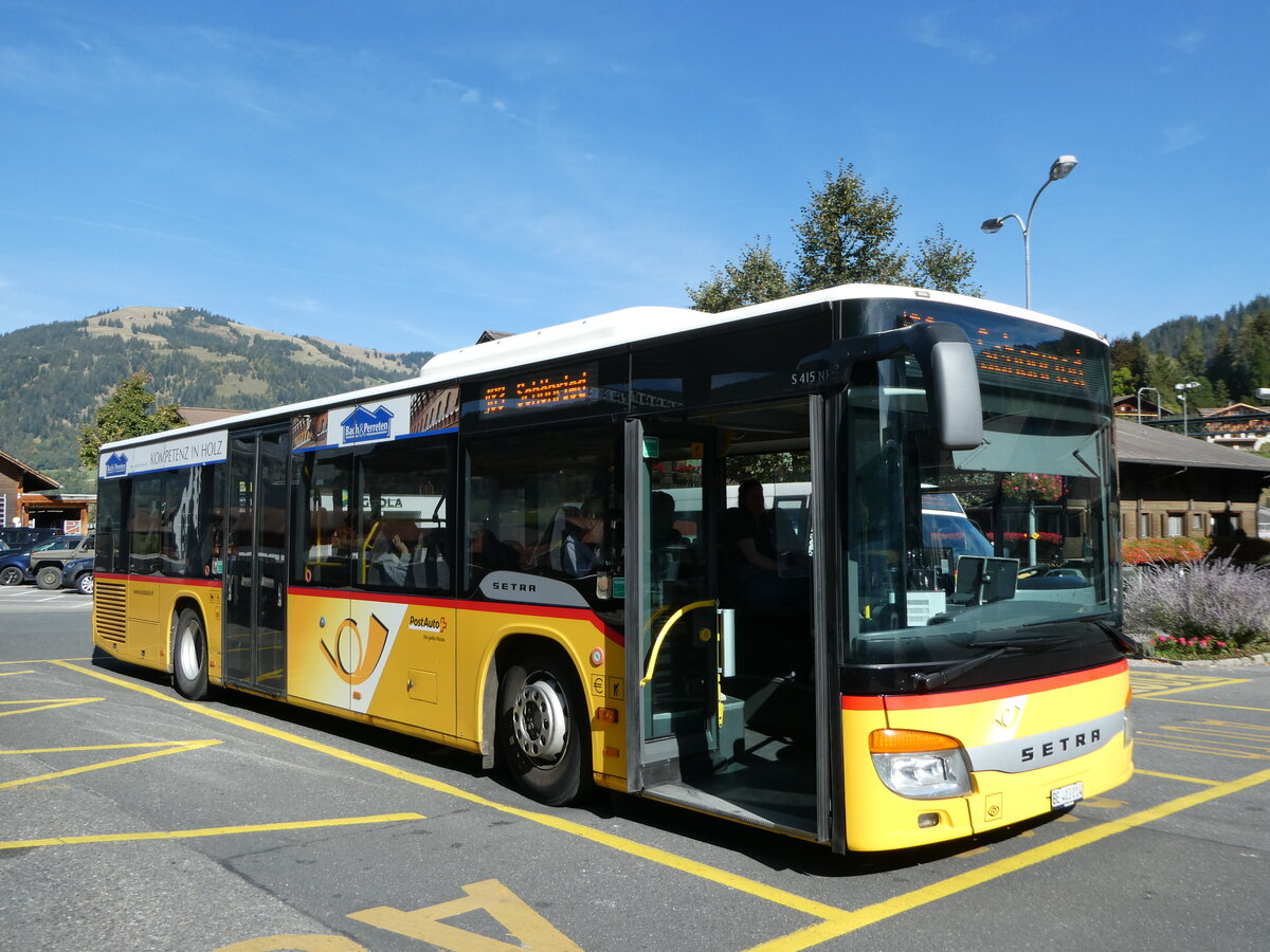 (256'078) - K�bli, Gstaad - BE 403'014/PID 5203 - Setra (ex BE 104'023; ex Nr. 1) am 12. Oktober 2023 beim Bahnhof Gstaad