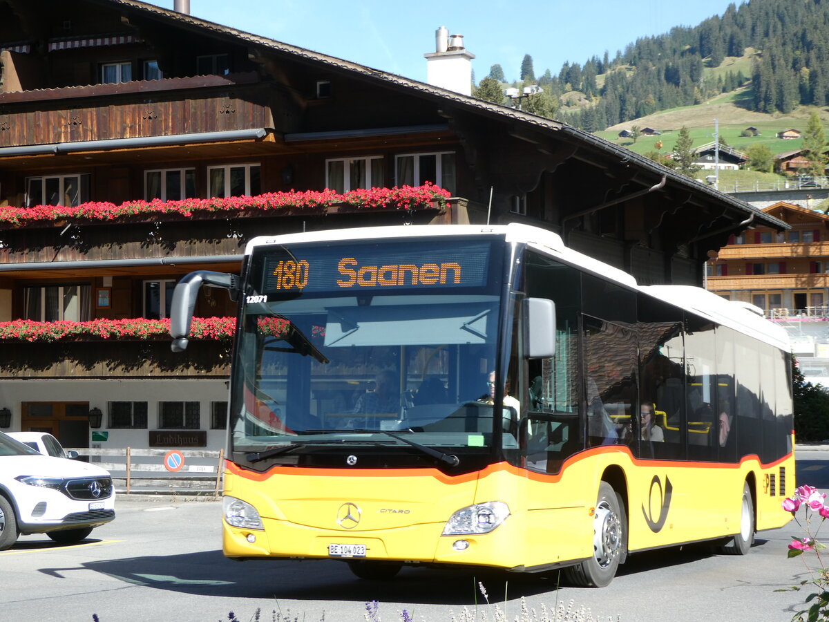 (256'089) - K�bli, Gstaad - BE 104'023/PID 12'071 - Mercedes am 12. Oktober 2023 beim Bahnhof Gstaad