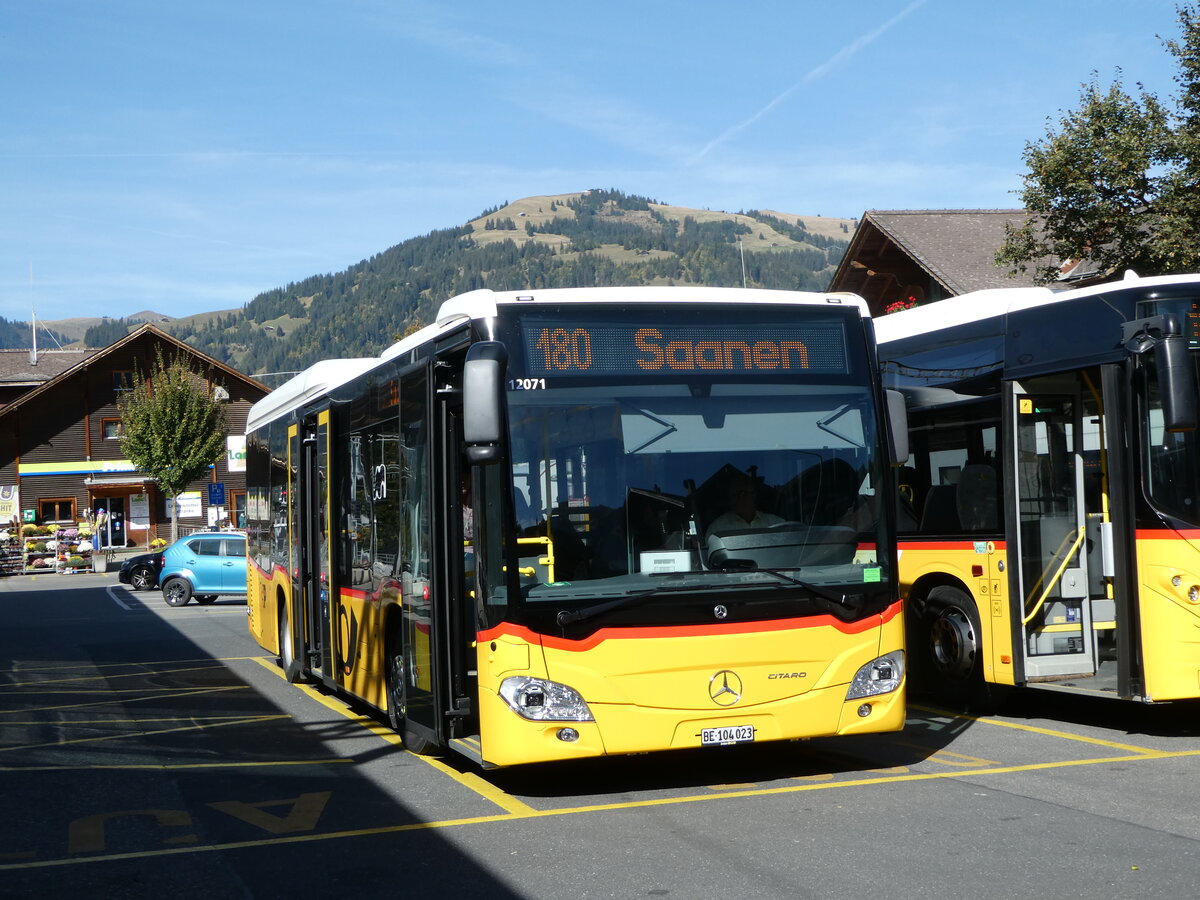 (256'091) - K�bli, Gstaad - BE 104'023/PID 12'071 - Mercedes am 12. Oktober 2023 beim Bahnhof Gstaad