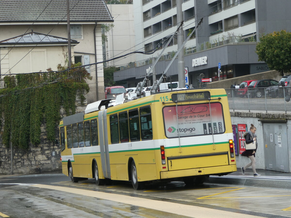 (256'168) - transN, La Chaux-de-Fonds - Nr. 115 - NAW/Hess Gelenktrolleybus (ex TN Neuch�tel Nr. 115) am 19. Oktober 2023 beim Bahnhof Neuch�tel