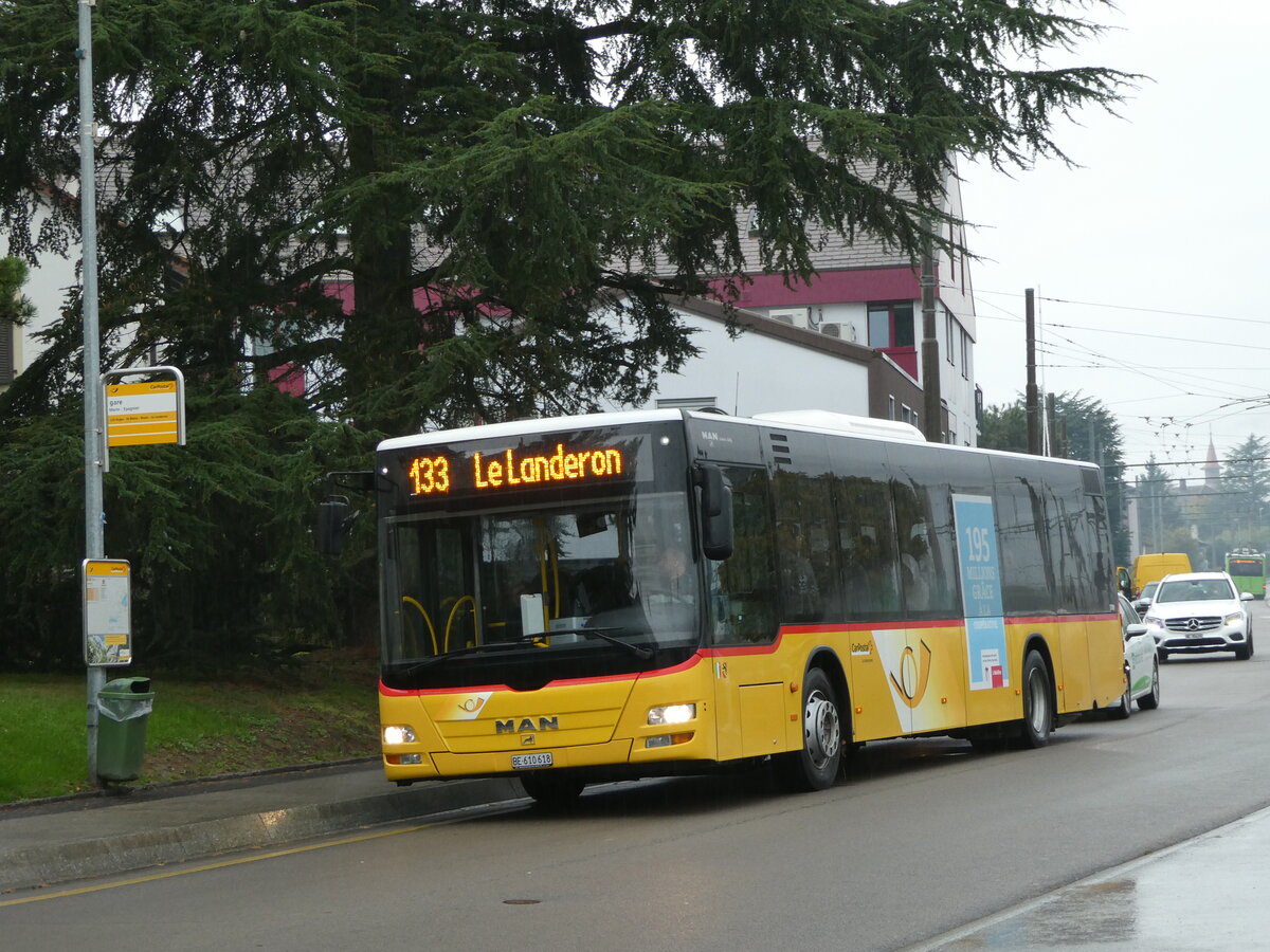 (256'170) - Funi-Car, Biel - Nr. 18/BE 610'618/PID 5709 - MAN am 19. Oktober 2023 beim Bahnhof Marin-�pagnier