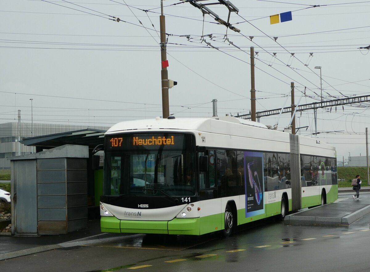 (256'171) - transN, La Chaux-de-Fonds - Nr. 141 - Hess/Hess Gelenktrolleybus (ex TN Neuch�tel Nr. 141) am 19. Oktober 2023 beim Bahnhof Marin-�pagnier 