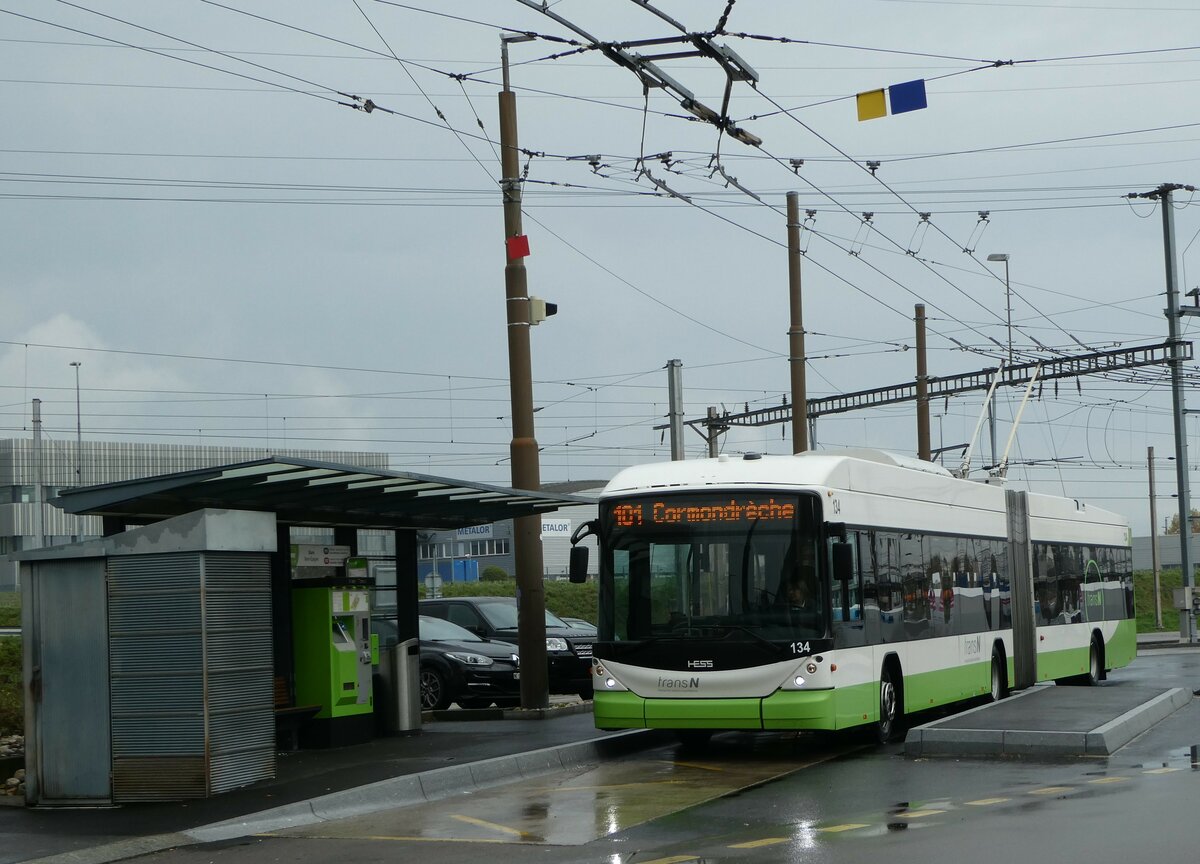 (256'172) - transN, La Chaux-de-Fonds - Nr. 134 - Hess/Hess Gelenktrolleybus (ex TN Neuch�tel Nr. 134) am 19. Oktober 2023 beim Bahnhof Marin-�pagnier