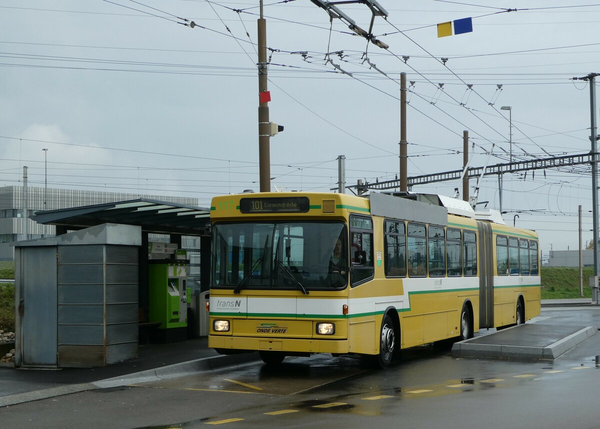 (256'173) - transN, La Chaux-de-Fonds - Nr. 117 - NAW/Hess Gelenktrolleybus (ex TN Neuch�tel Nr. 117) am 19. Oktober 2023 beim Bahnhof Marin-�pagnier