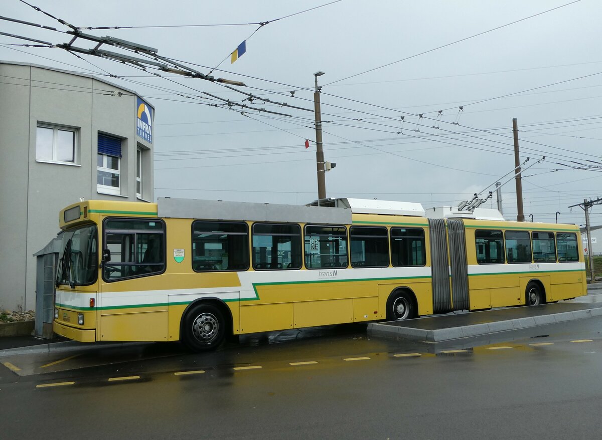 (256'174) - transN, La Chaux-de-Fonds - Nr. 117 - NAW/Hess Gelenktrolleybus (ex TN Neuch�tel Nr. 117) am 19. Oktober 2023 beim Bahnhof Marin-�pagnier