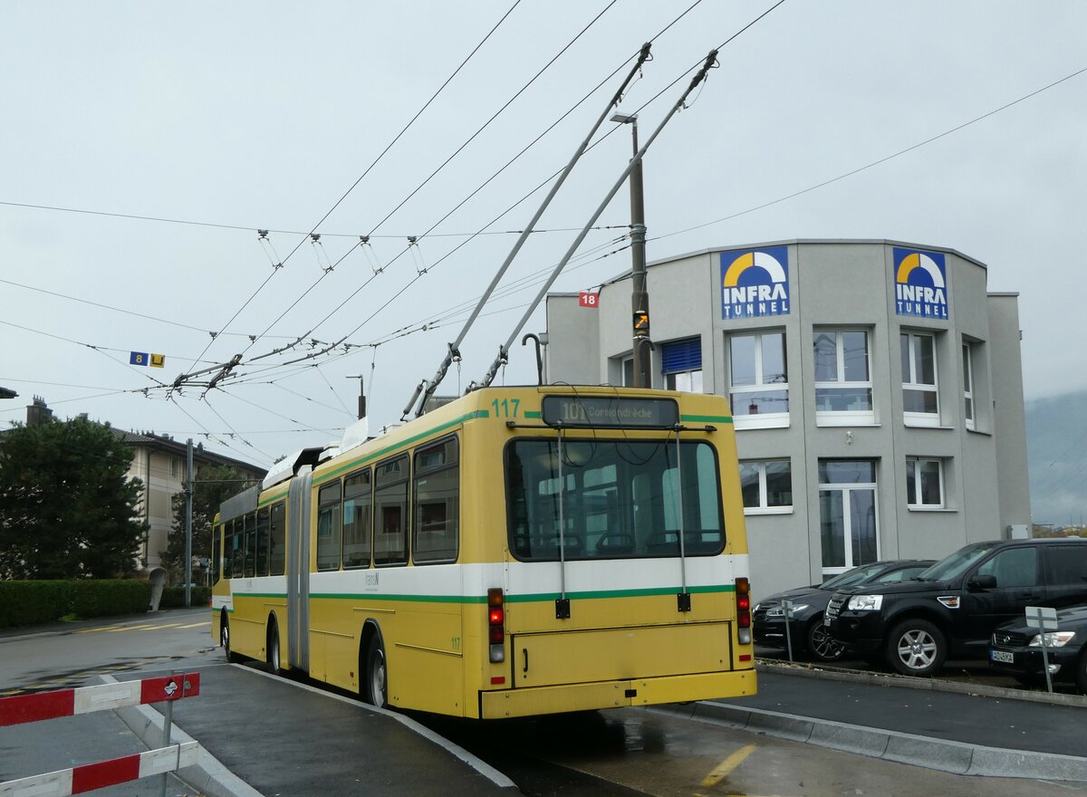 (256'175) - transN, La Chaux-de-Fonds - Nr. 117 - NAW/Hess Gelenktrolleybus (ex TN Neuch�tel Nr. 117) am 19. Oktober 2023 beim Bahnhof Marin-�pagnier