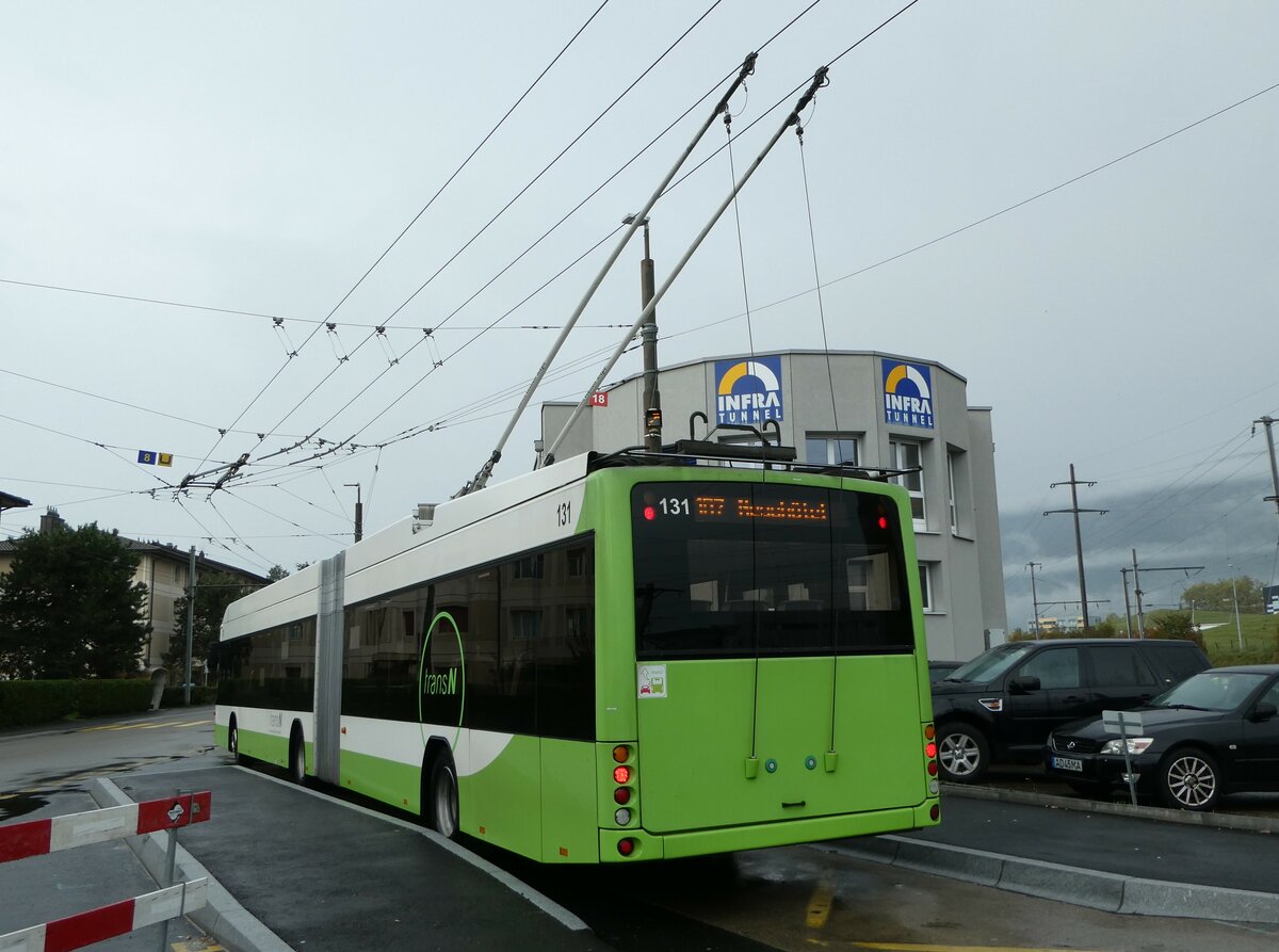 (256'178) - transN, La Chaux-de-Fonds - Nr. 131 - Hess/Hess Gelenktrolleybus (ex TN Neuch�tel Nr. 131) am 19. Oktober 2023 beim Bahnhof Marin-�pagnier
