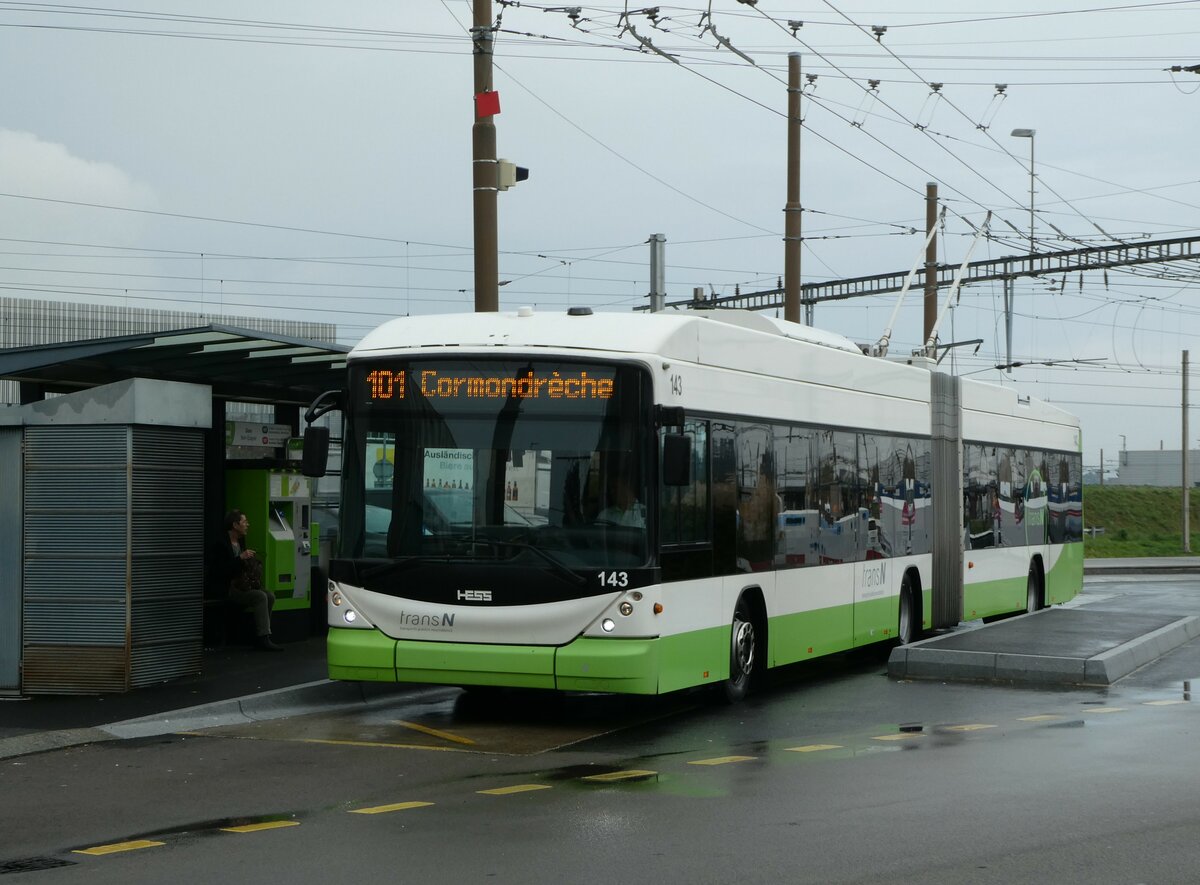 (256'179) - transN, La Chaux-de-Fonds - Nr. 143 - Hess/Hess Gelenktrolleybus (ex TN Neuch�tel Nr. 143) am 19. Oktober 2021 beim Bahnhof Marin-�pagnier