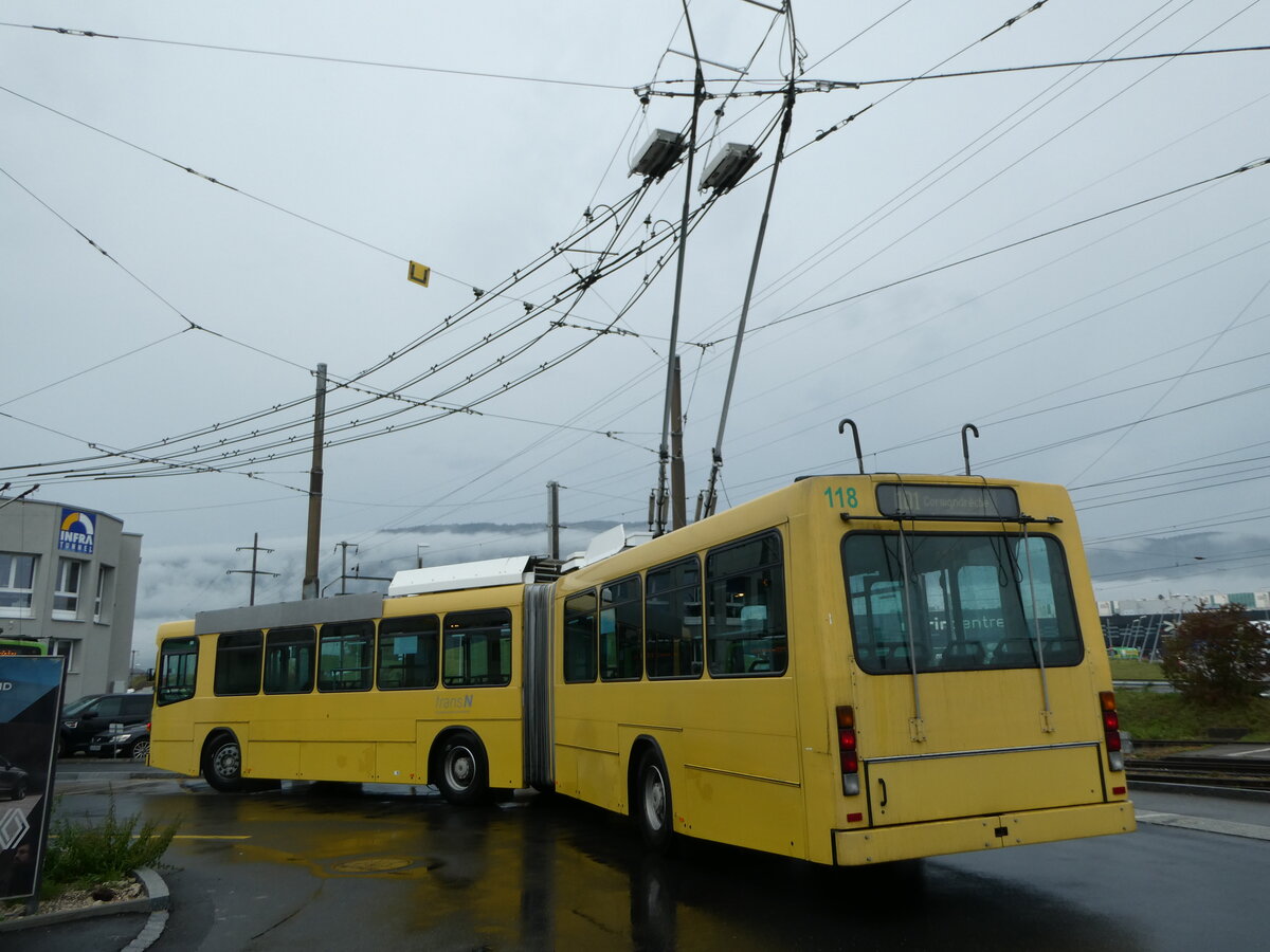 (256'181) - transN, La Chaux-de-Fonds - Nr. 118 - NAW/Hess Gelenktrolleybus (ex TN Neuch�tel Nr. 118) am 19. Oktober 2023 beim Bahnhof Marin-�pagnier 