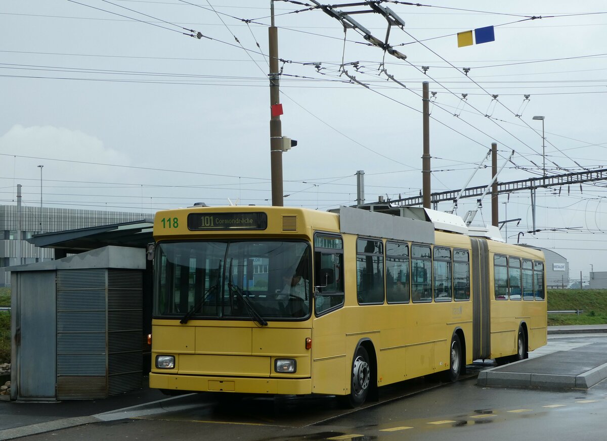 (256'182) - transN, La Chaux-de-Fonds - Nr. 118 - NAW/Hess Gelenktrolleybus (ex TN Neuch�tel Nr. 118) am 19. Oktober 2023 beim Bahnhof Marin-�pagnier