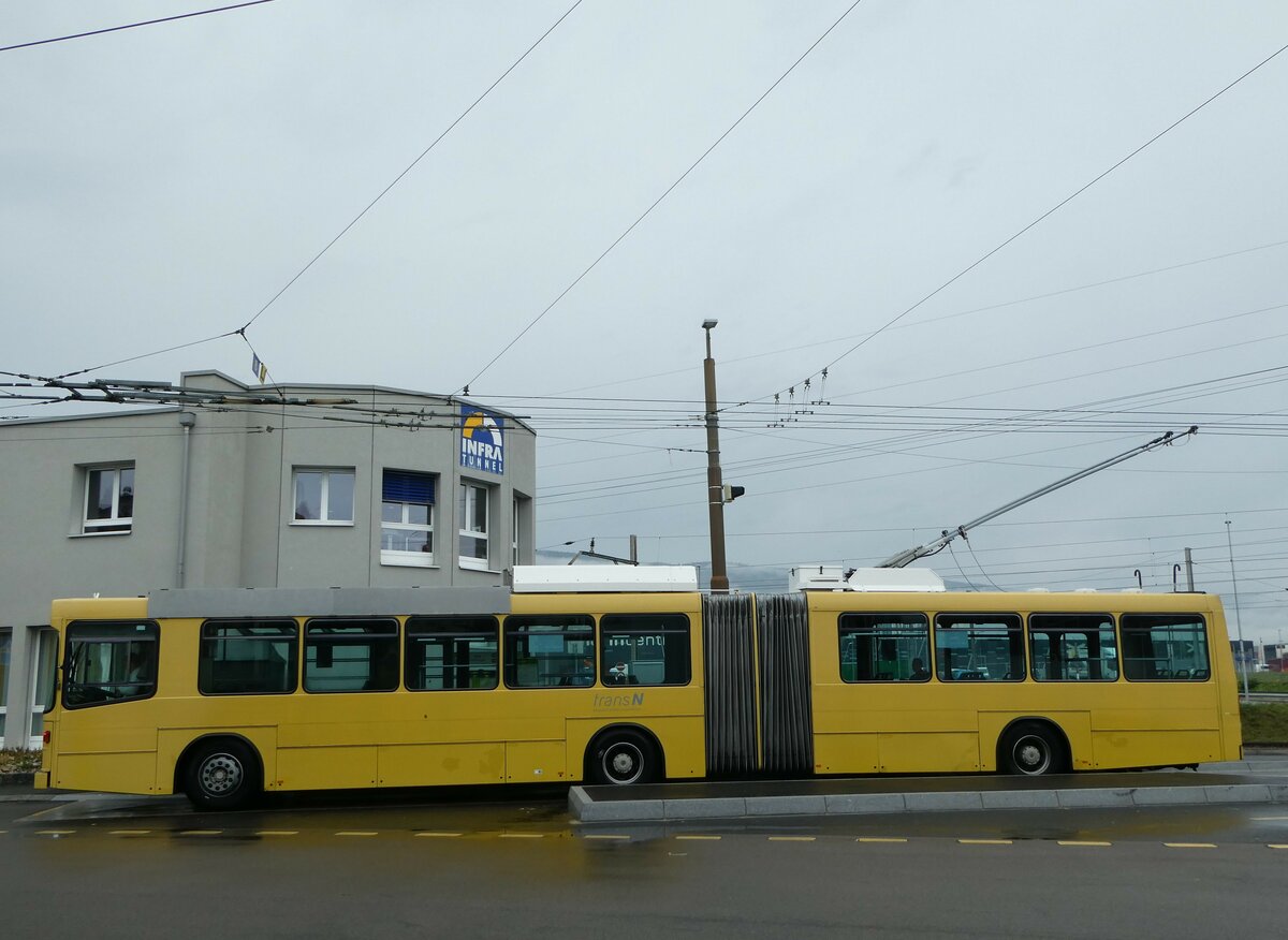 (256'183) - transN, La Chaux-de-Fonds - Nr. 118 - NAW/Hess Gelenktrolleybus (ex TN Neuch�tel Nr. 118) am 19. Oktober 2023 beim Bahnhof Marin-�pagnier