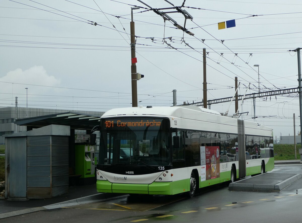 (256'184) - transN, La Chaux-de-Fonds - Nr. 135 - Hess/Hess Gelenktrolleybus (ex TN Neuch�tel Nr. 135) am 19. Oktober 2023 beim Bahnhof Marin-�pagnier