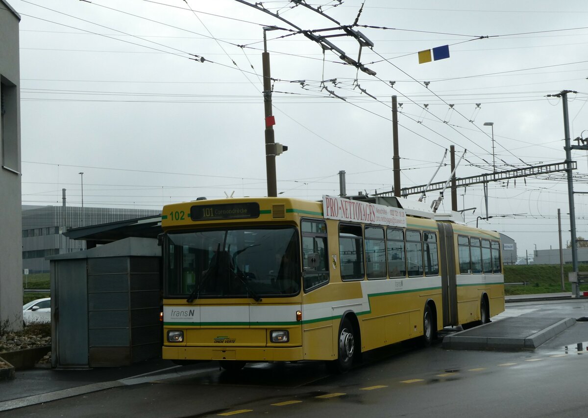 (256'187) - transN, La Chaux-de-Fonds - Nr. 102 - NAW/Hess Gelenktrolleybus (ex TN Neuch�tel Nr. 102) am 19. Oktober 2023 beim Bahnhof Marin-�pagnier