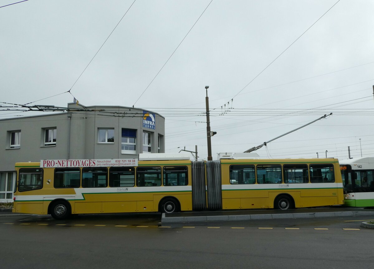 (256'189) - transN, La Chaux-de-Fonds - Nr. 102 - NAW/Hess Gelenktrolleybus (ex TN Neuch�tel Nr. 102) am 19. Oktober 2023 beim Bahnhof Marin-�pagnier