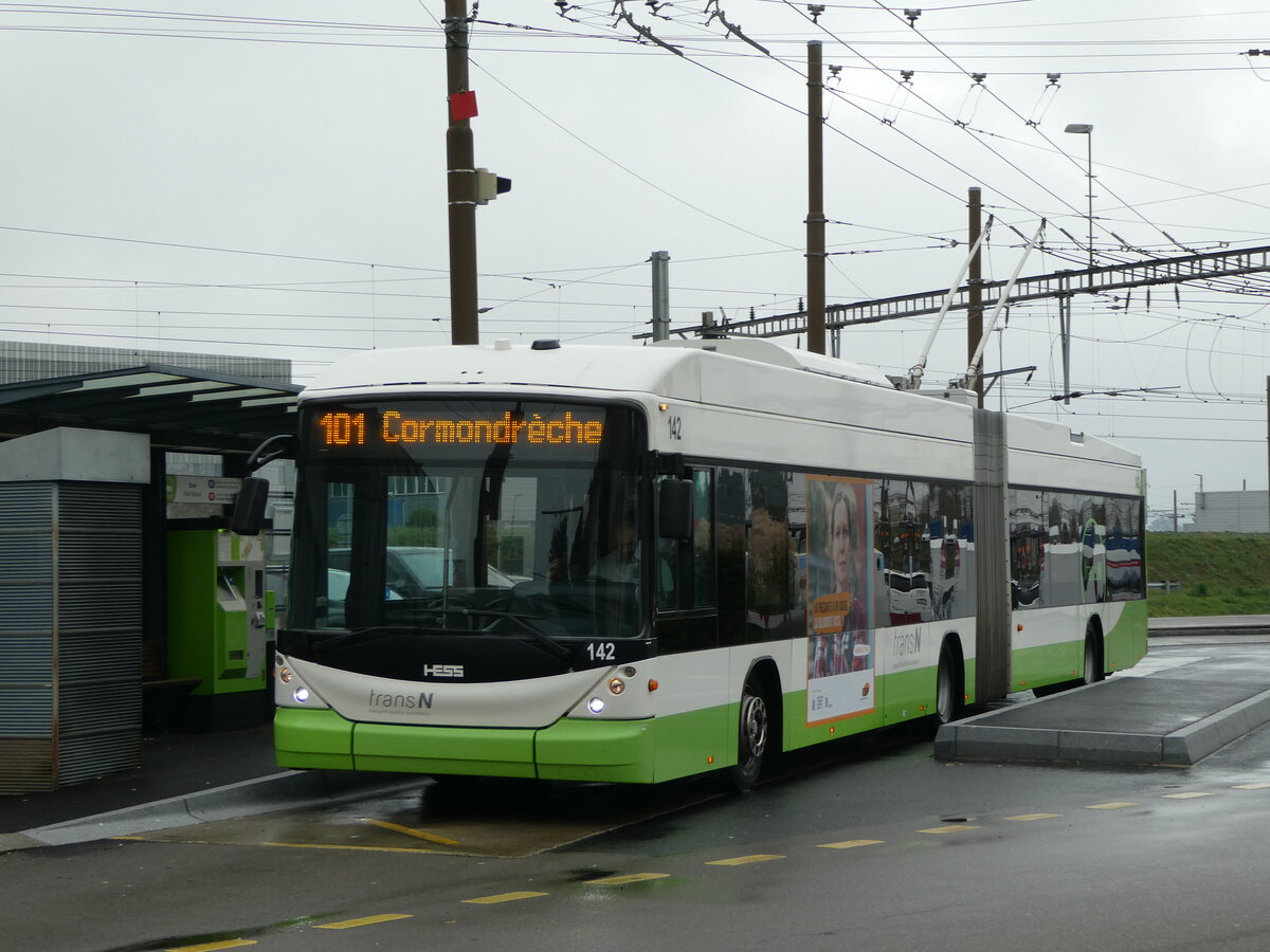 (256'190) - transN, La Chaux-de-Fonds - Nr. 142 - Hess/Hess Gelenktrolleybus (ex TN Neuch�tel Nr. 142) am 19. Oktober 2023 beim Bahnhof Marin-�pagnier