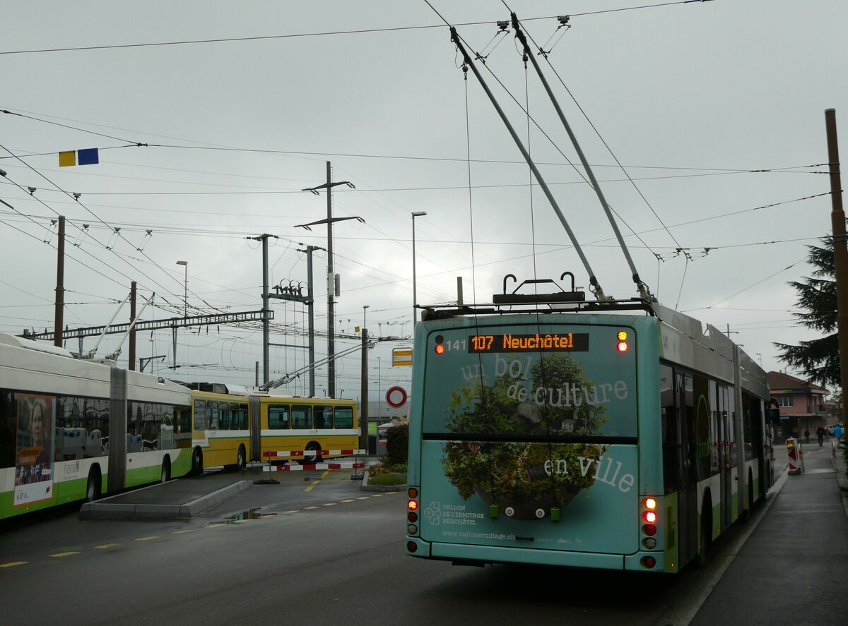 (256'192) - transN, La Chaux-de-Fonds - Nr. 141 - Hess/Hess Gelenktrolleybus (ex TN Neuch�tel Nr. 141) am 19. Oktober 2023 beim Bahnhof Marin-�pagnier