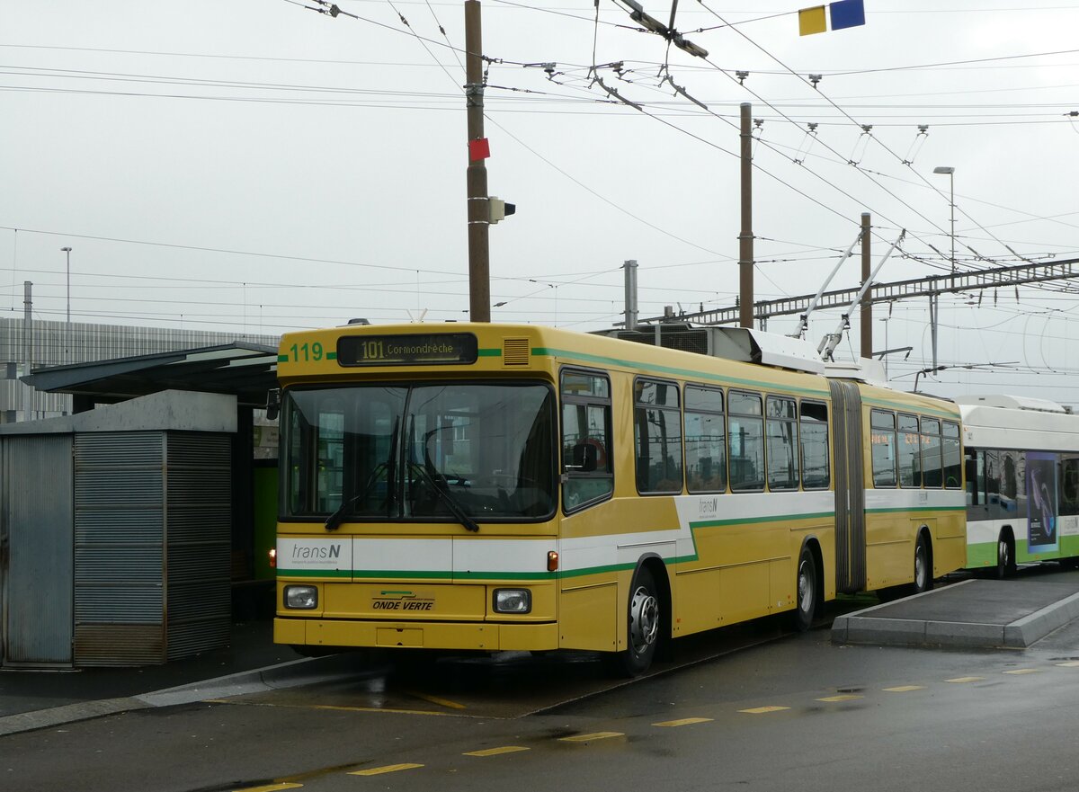 (256'193) - transN, La Chaux-de-Fonds - Nr. 119 - NAW/Hess Gelenktrolleybus (ex TN Neuch�tel Nr. 119) am 19. Oktober 2023 beim Bahnhof Marin-�pagnier