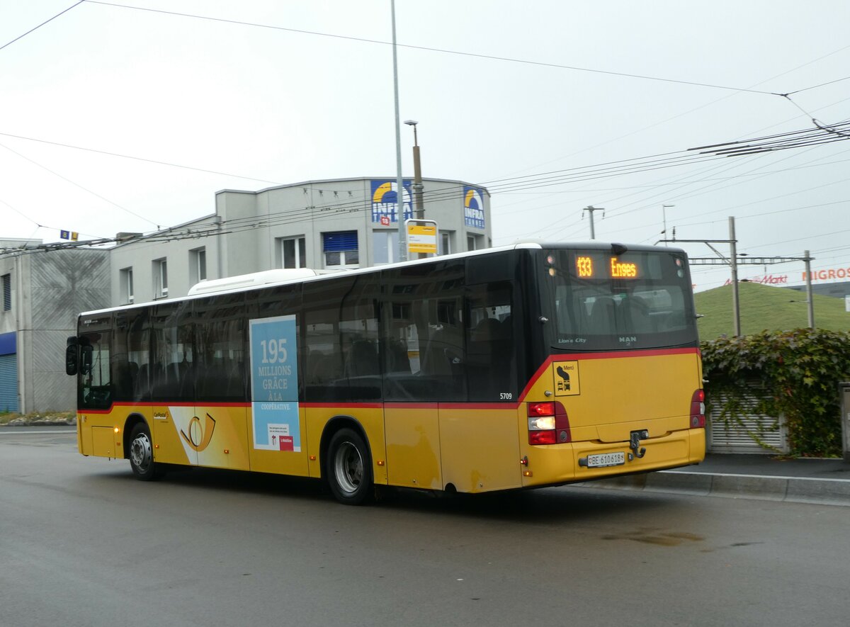 (256'196) - Funi-Car, Biel - Nr. 18/BE 610'618/PID 5709 - MAN am 19. Oktober 2023 beim Bahnhof Marin-�pagnier