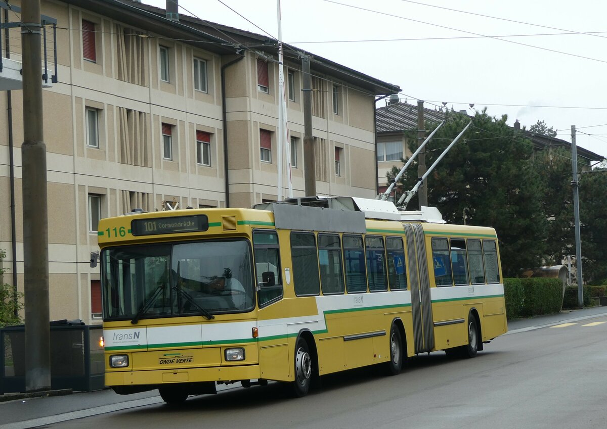 (256'198) - transN, La Chaux-de-Fonds - Nr. 116 - NAW/Hess Gelenktrolleybus (ex TN Neuch�tel Nr. 116) am 19. Oktober 2023 beim Bahnhof Marin-�pagnier