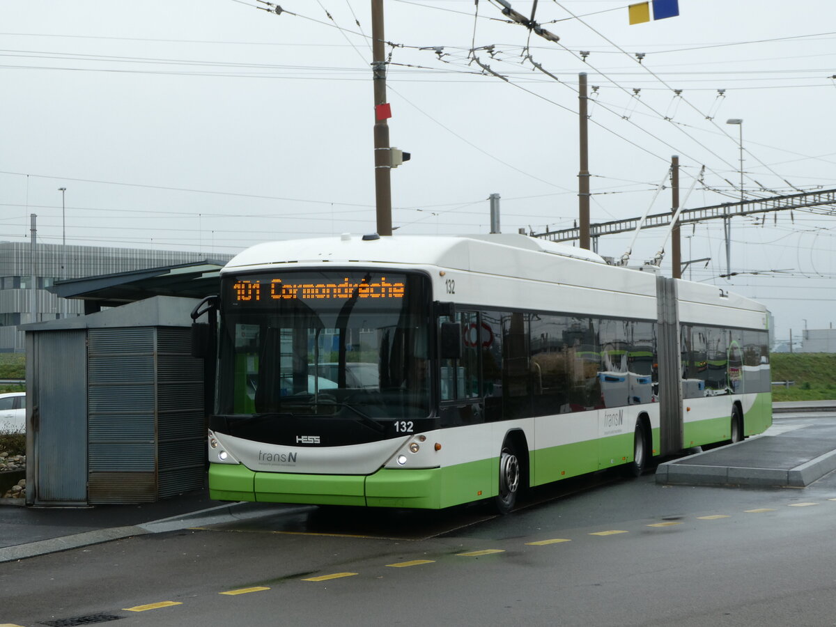 (256'202) - transN, La Chaux-de-Fonds - Nr. 132 - Hess/Hess Gelenktrolleybus (ex TN Neuch�tel Nr. 132) am 19. Oktober 2023 beim Bahnhof Marin-�pagnier
