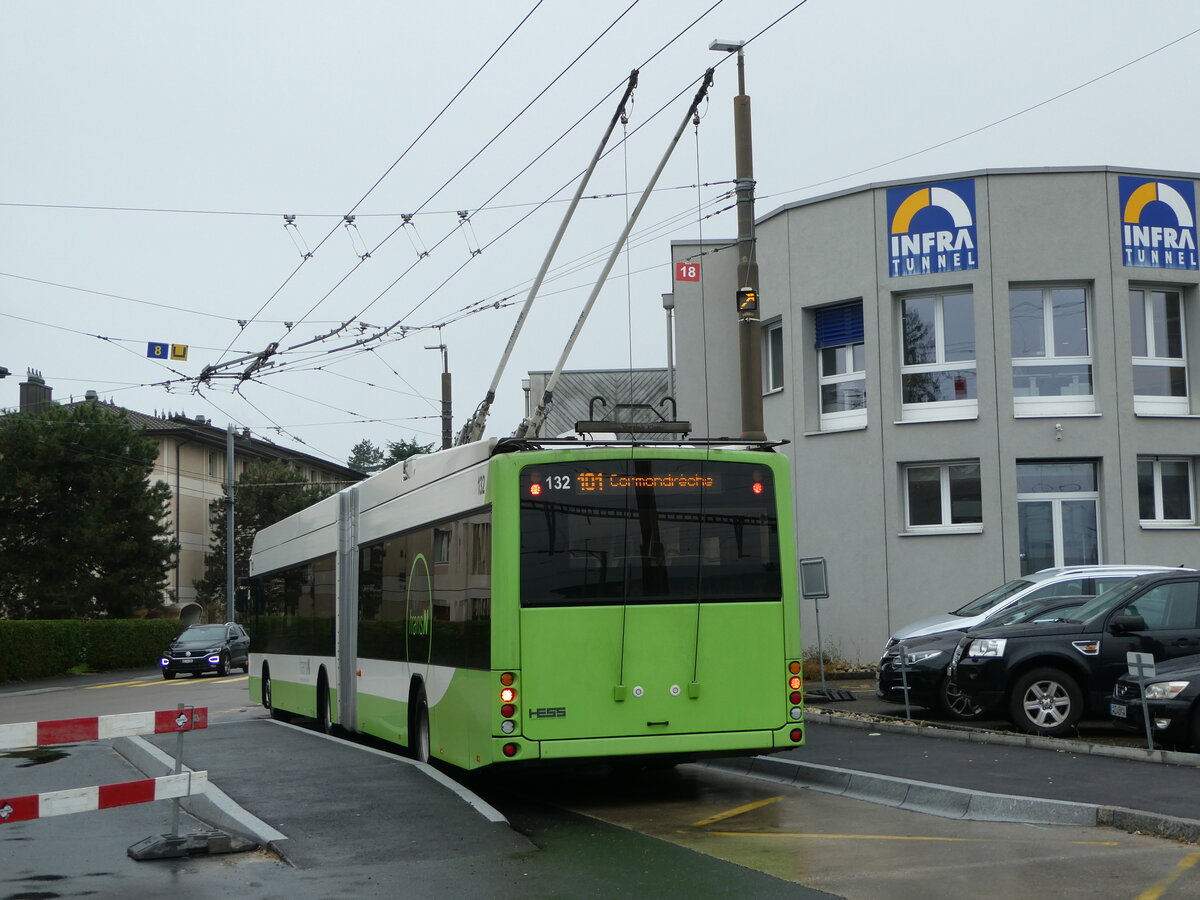 (256'203) - transN, La Chaux-de-Fonds - Nr. 132 - Hess/Hess Gelenktrolleybus (ex TN Neuch�tel Nr. 132) am 19. Oktober 2023 beim Bahnhof Marin-�pagnier