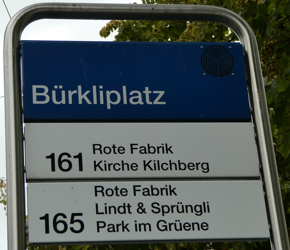 (256'239) - ZVV-Haltestellenschild - Z�rich, B�rkliplatz - am 21. Oktober 2023