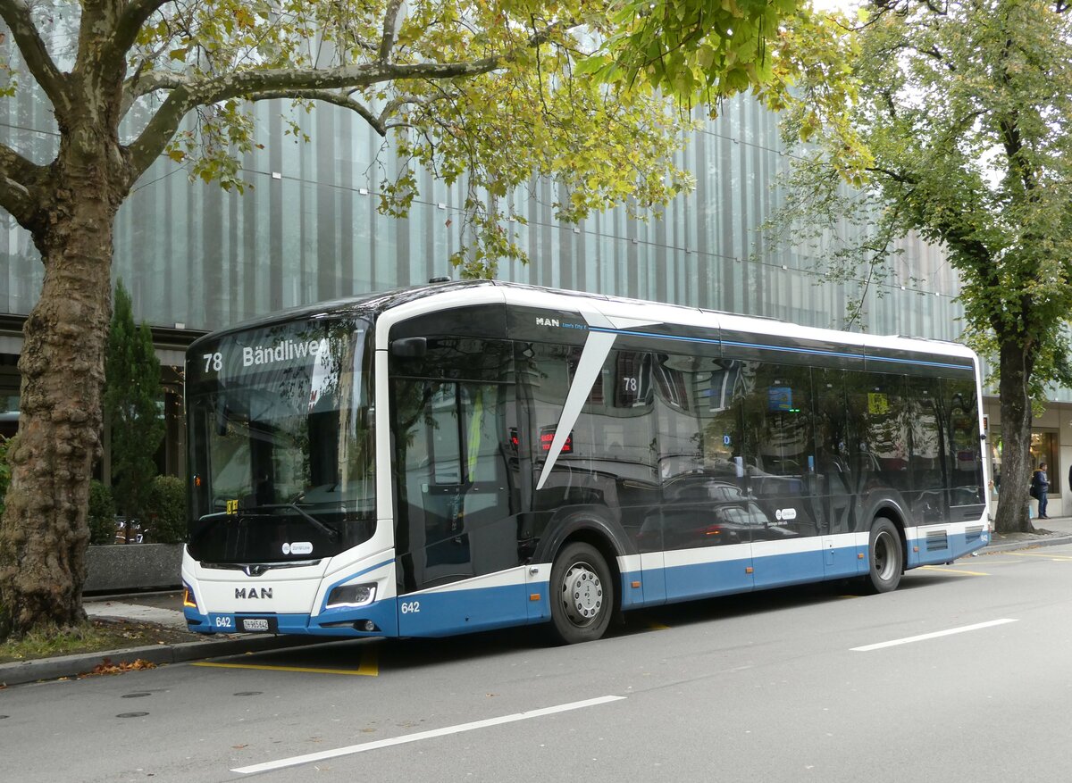 (256'284) - VBZ Z�rich - Nr. 642/ZH 965'642 - MAN am 21. Oktober 2023 in Z�rich, Lindenplatz