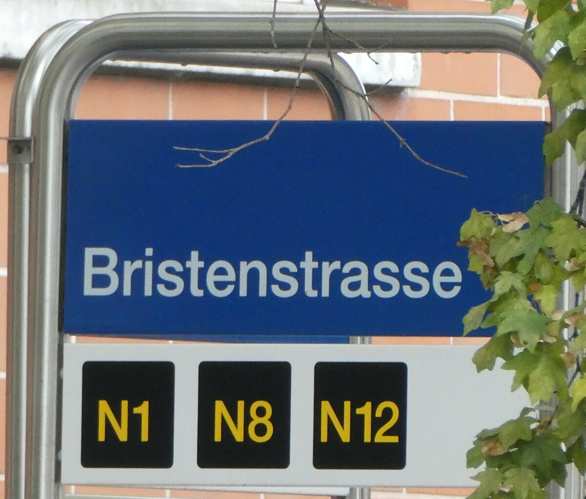 (256'291) - ZVV-Haltestellenschild - Z�rich, Bristenstrasse - am 21. Oktober 2023