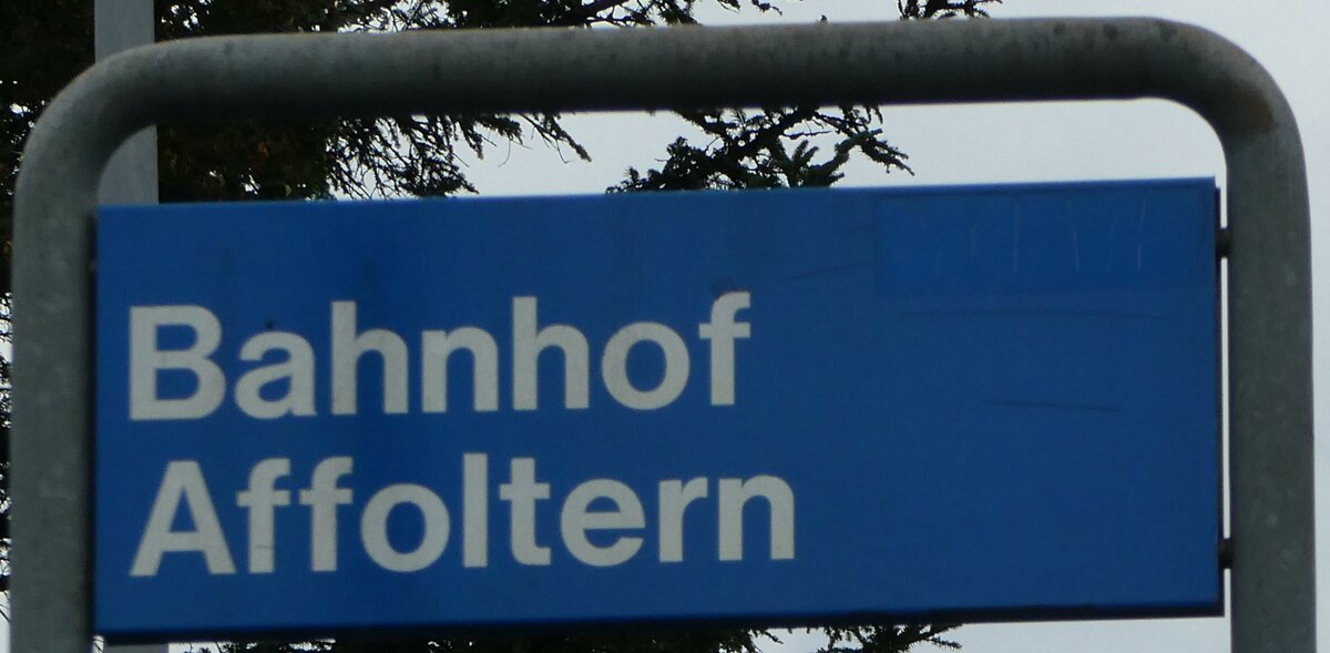 (256'333) - ZVV-Haltestellenschild - Z�rich, Bahnhof Affoltern - am 21. Oktober 2023