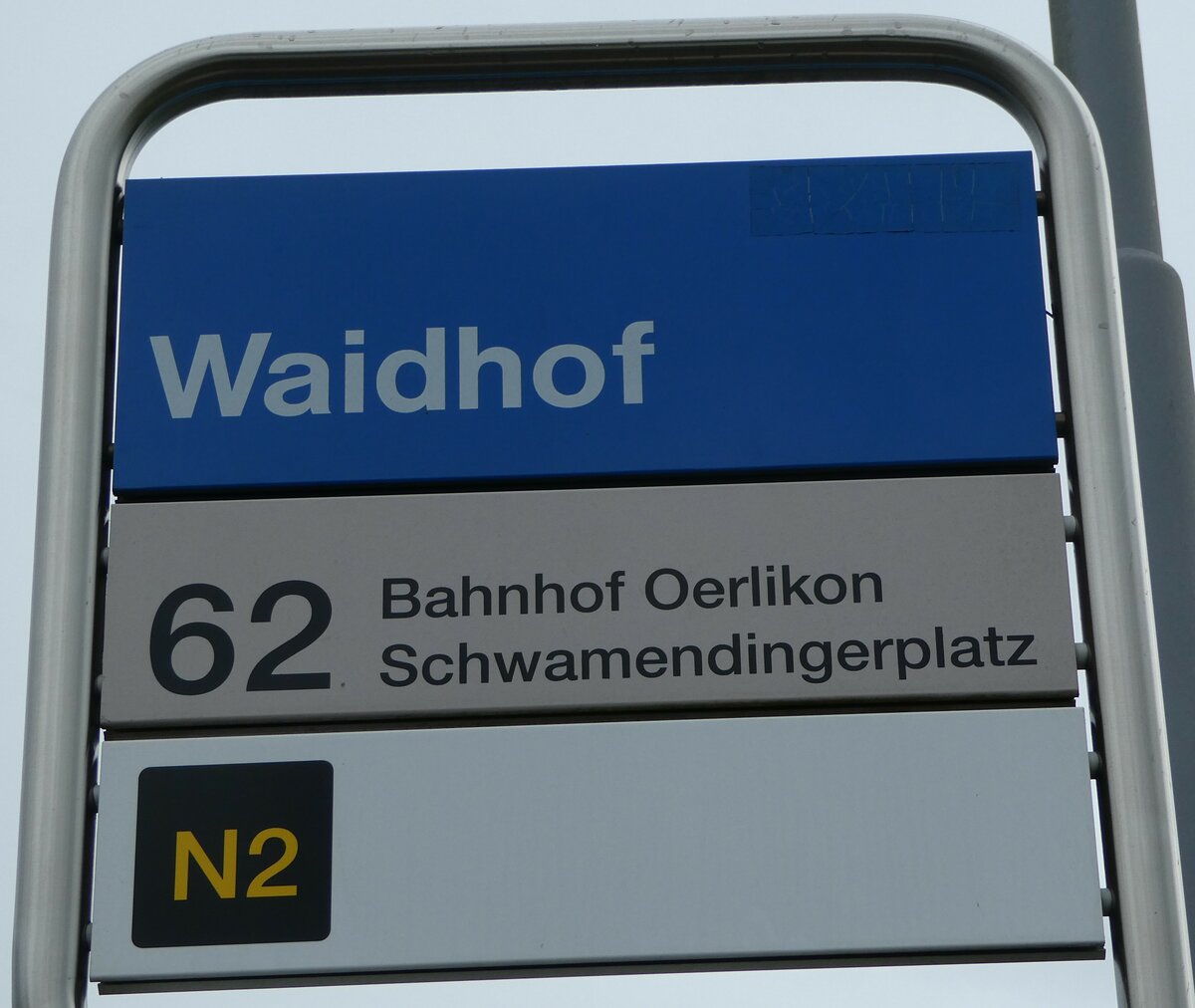 (256'335) - ZVV-Haltestellenschild - Z�rich, Waidhof - am 21. Oktober 2023