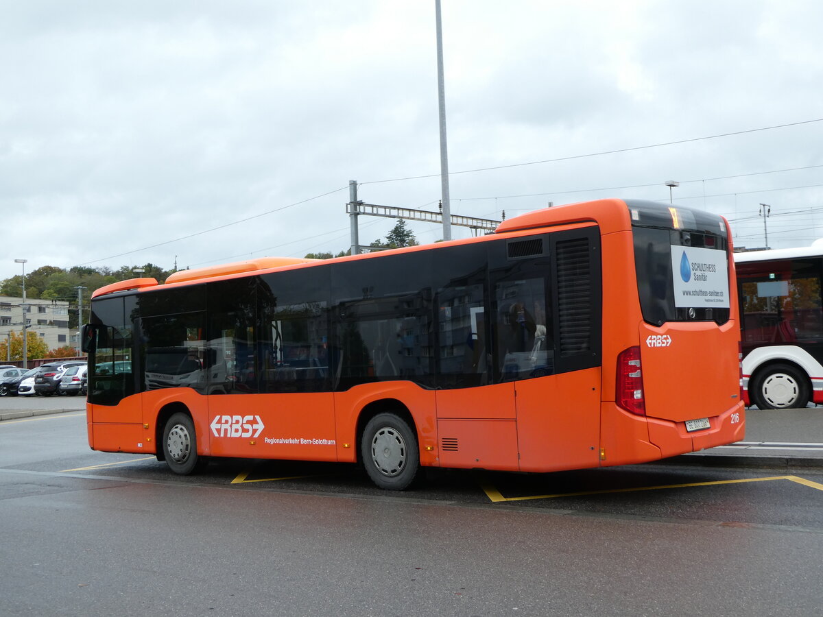 (256'385) - RBS Worblaufen - Nr. 216/BE 800'216 - Mercedes am 26. Oktober 2023 beim Bahnhof Lyss