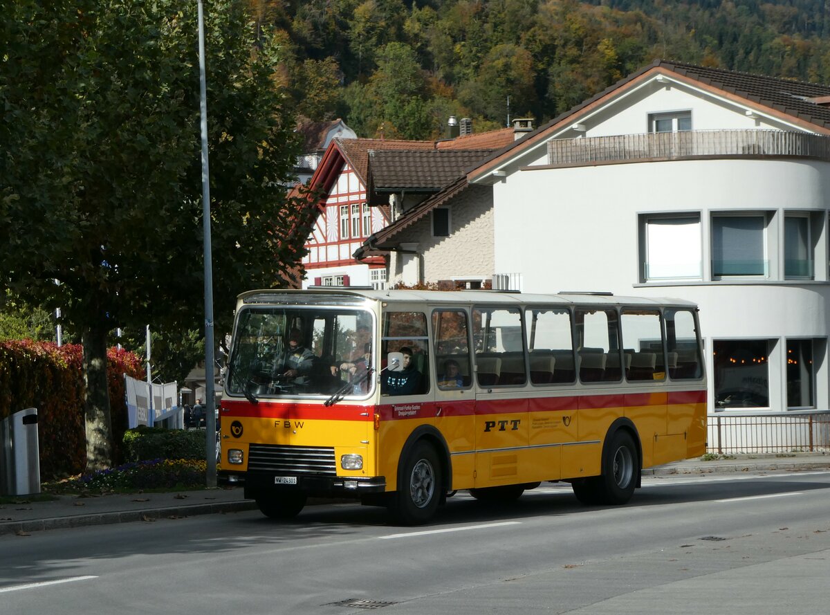 (256'472) - Lambach, Gommiswald - NW 24'301 - FBW/Eggli (ex Tanner+Lambach, Reigoldswil; ex Lambach, Rieden; ex Meier, Gr�t; ex AVG Grindelwald Nr. 13; ex P 24'182) am 28. Oktober 2023 beim Bahnhof Sarnen