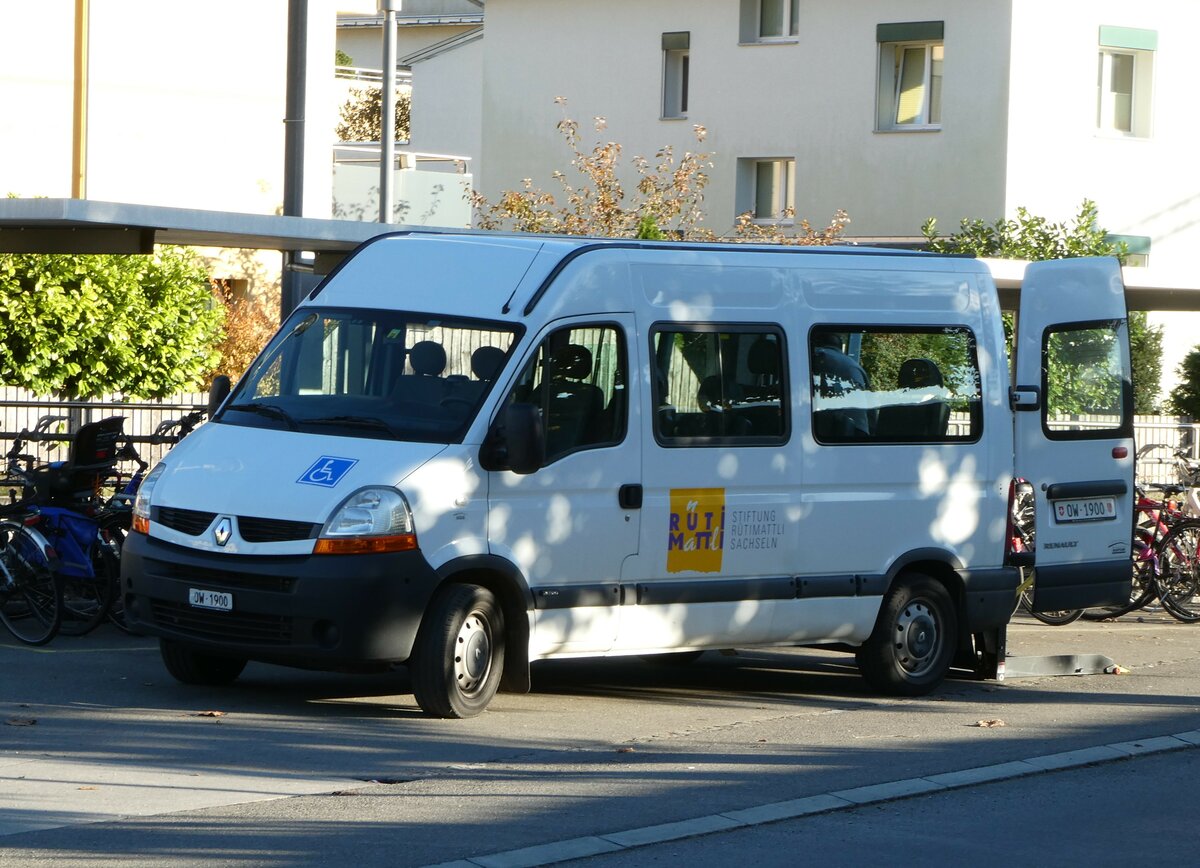 (256'521) - Stiftung R�timattli, Sachseln - OW 1900 - Renault am 28. Oktober 2023 beim Bahnhof Sarnen