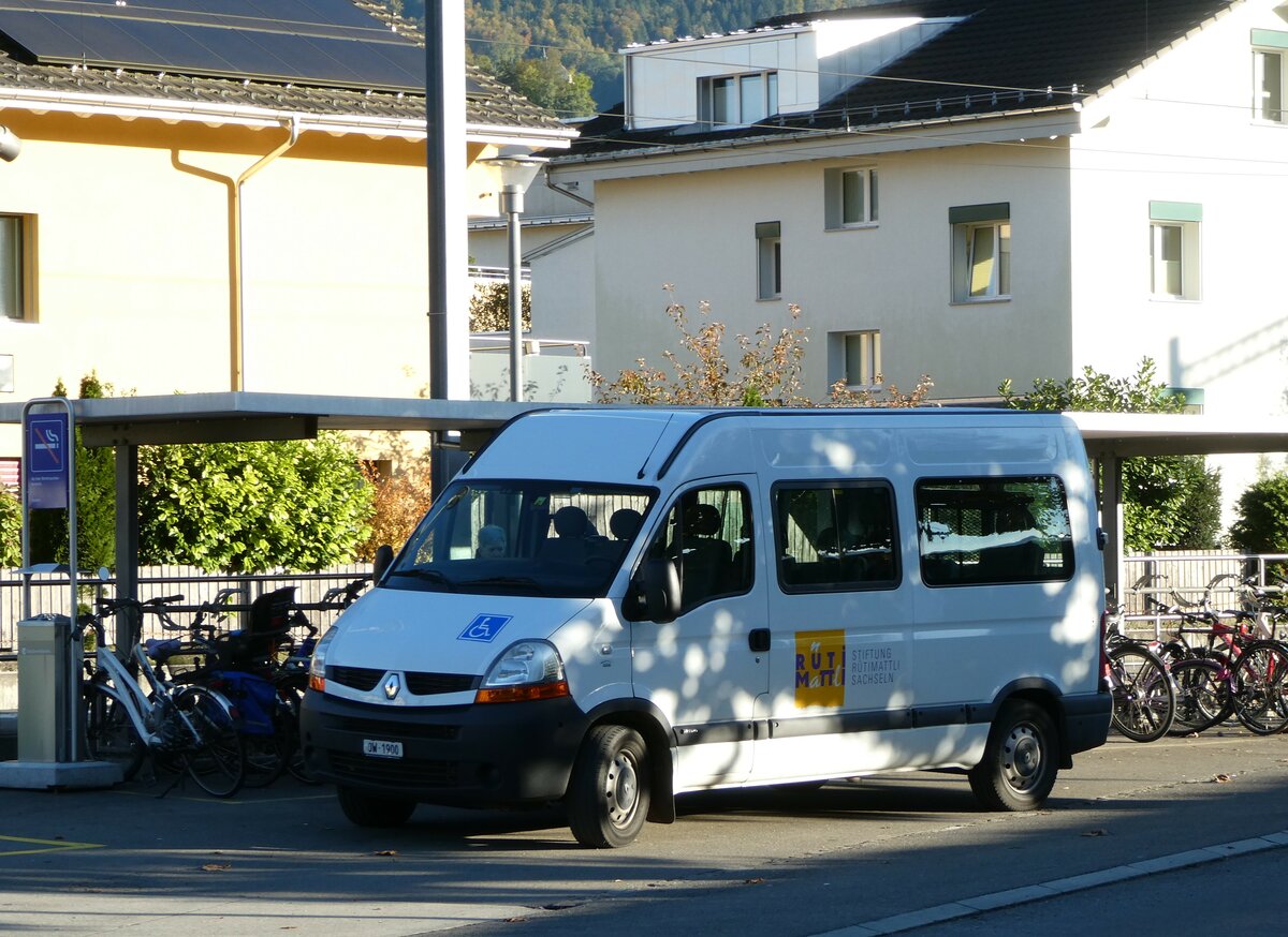 (256'526) - Stiftung R�timattli, Sachseln - OW 1900 - Renault am 28. Oktober 2023 beim Bahnhof Sachseln
