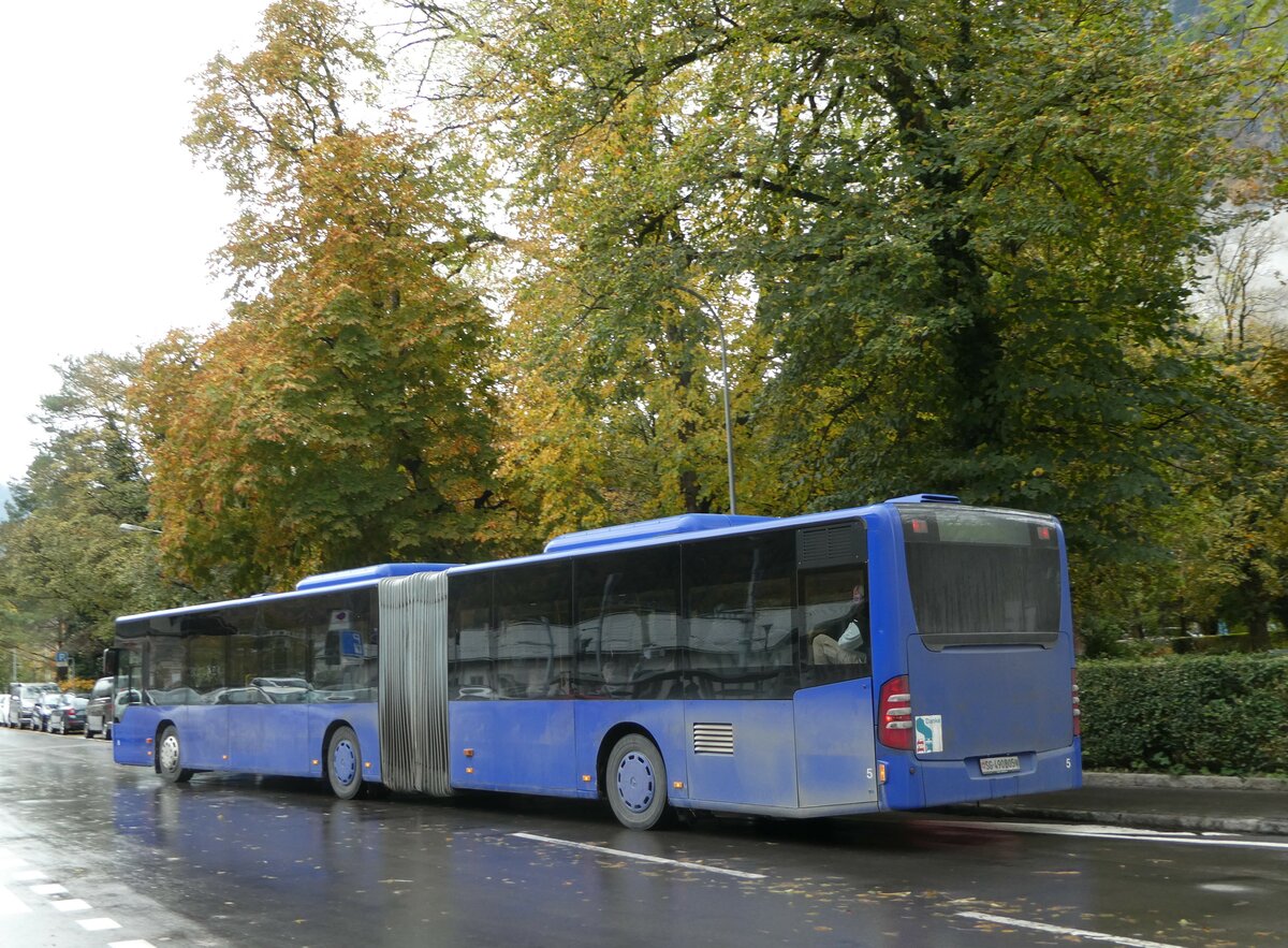 (256'588) - Domo, Glattbrugg - Nr. 5/SG 490'805 - Mercedes (ex VBZ Z�rich Nr. 185; ex VZO Gr�ningen Nr. 102) am 31. Oktober 2023 beim Bahnhof Glarus