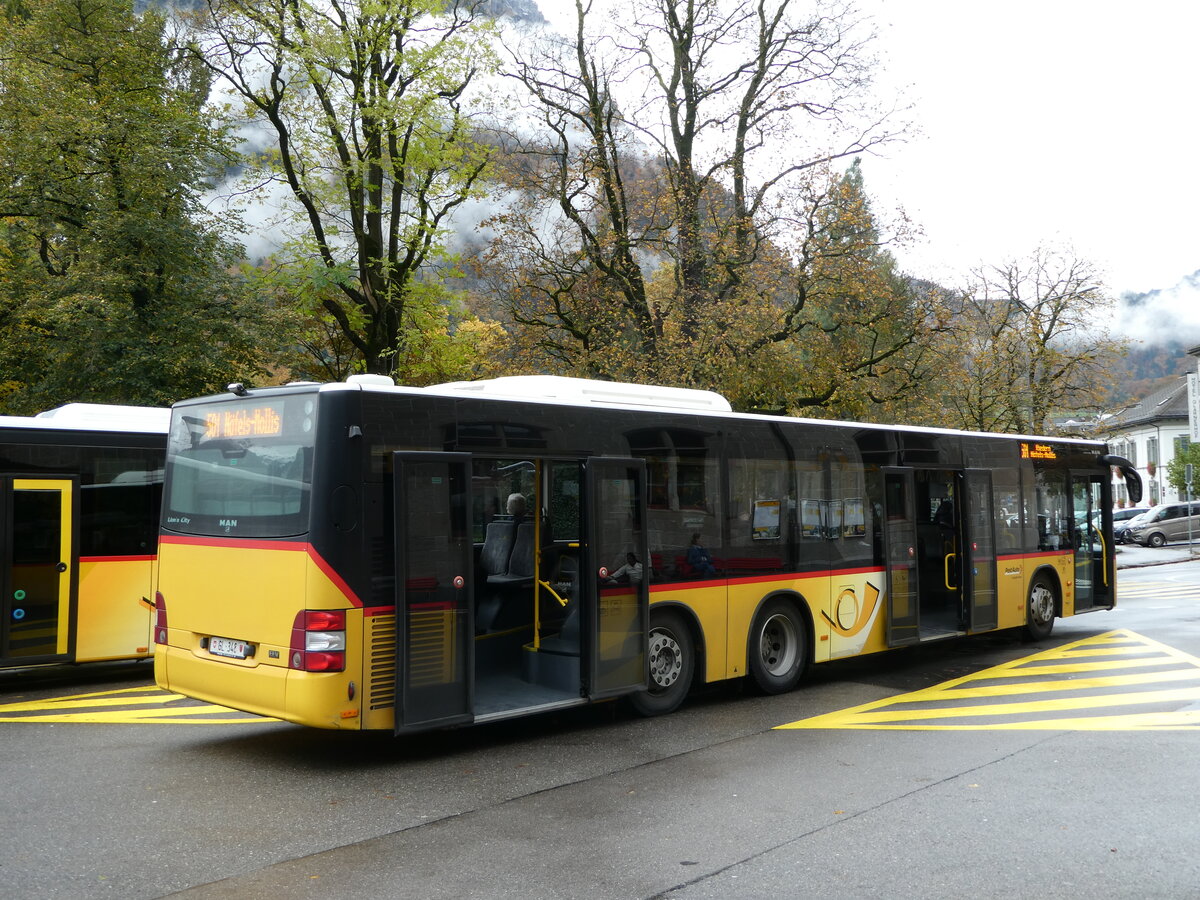 (256'592) - Niederer, Filzbach - GL 348/PID 5663 - MAN (ex D�nser, Trimmis) am 31. Oktober 2023 beim Bahnhof Glarus