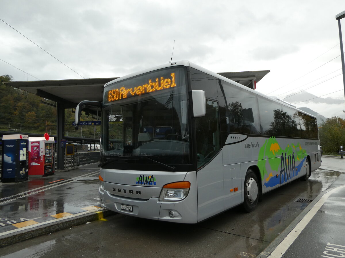 (256'614) - AWA Amden - Nr. 4/SG 39'004 - Setra am 31. Oktober 2023 beim Bahnhof Ziegelbr�cke