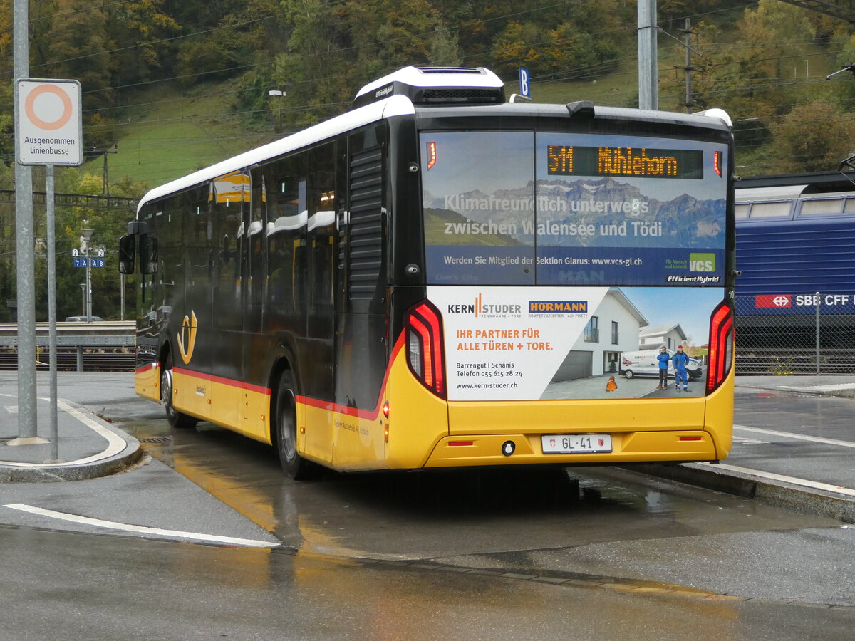 (256'618) - Niederer, Filzbach - Nr. 10/GL 41/PID 11'839 - MAN am 31. Oktober 2023 beim Bahnhof Ziegelbr�cke