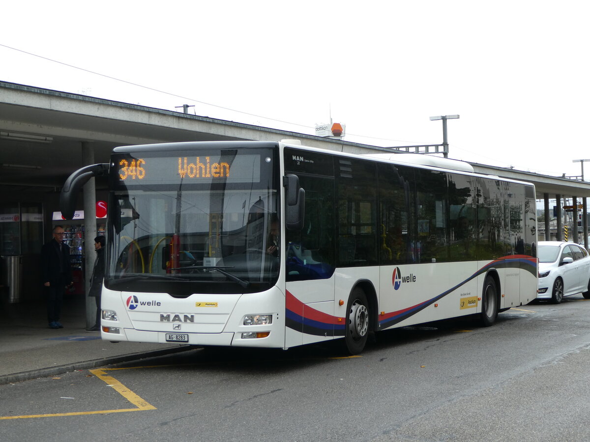 (256'676) - Geissmann, H�gglingen - AG 8283/PID 5207 - MAN am 4. November 2023 beim Bahnhof Dottikon-Dintikon