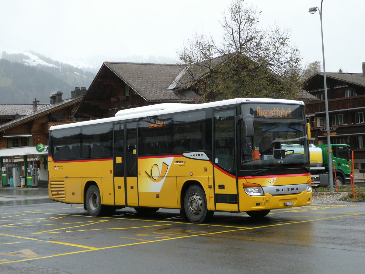(256'825) - K�bli, Gstaad - Nr. 3/BE 330'862/PID 4535 - Setra am 9. November 2023 beim Bahnhof Gstaad