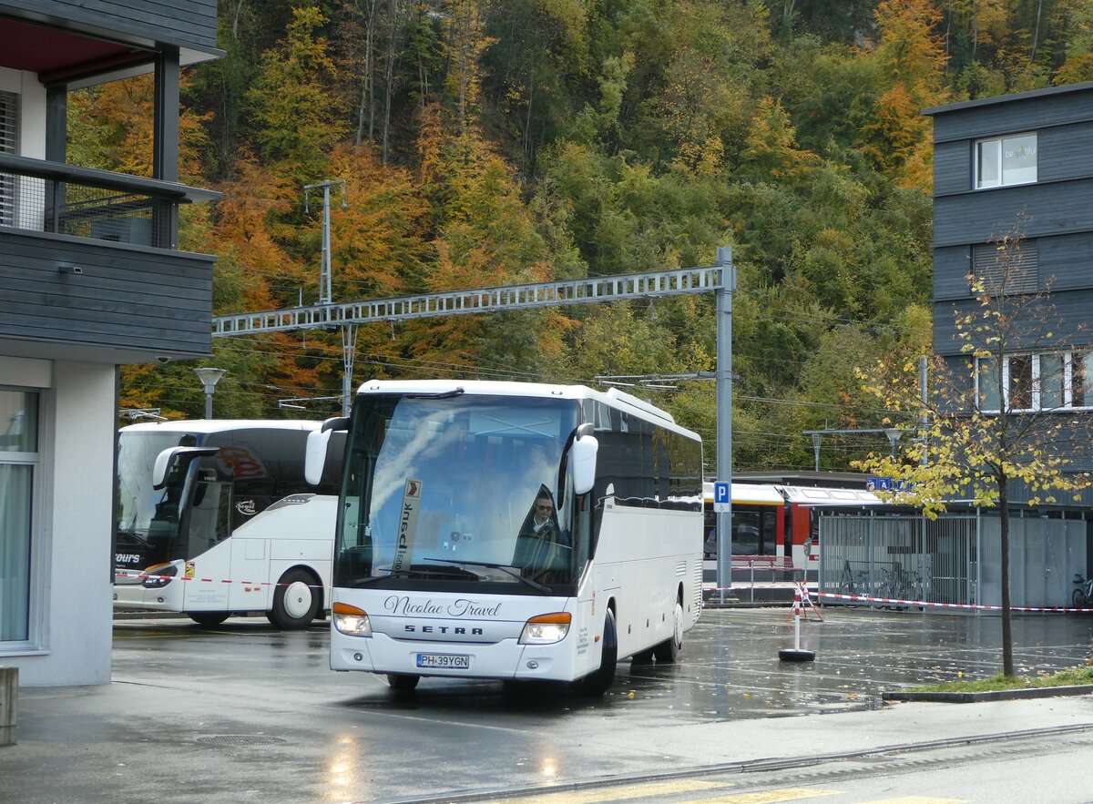 (256'848) - Aus Rum�nien: Nicolae Travel, Ploiesti - PH 39 YGN - Setra am 10. November 2023 beim Bahnhof Giswil