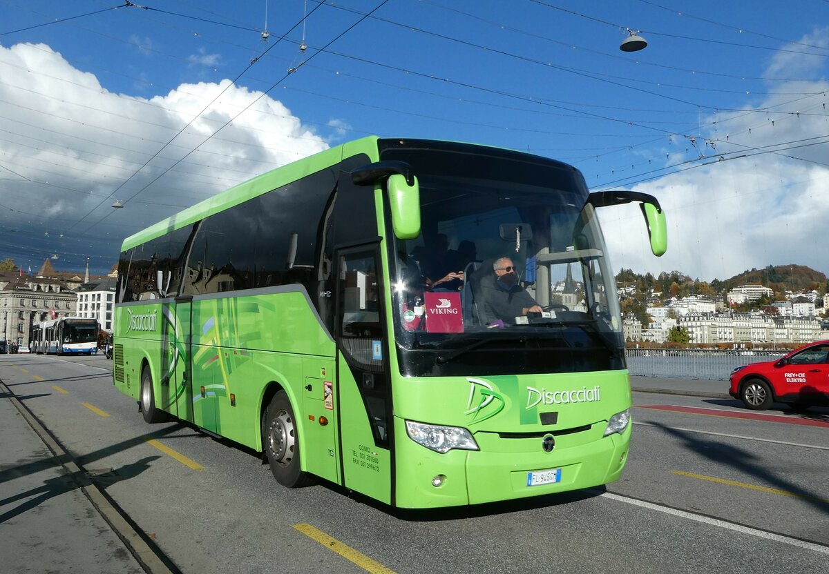 (256'874) - Aus Italien: Discacciati, Como - FL-945 GM - Temsa am 10. November 2023 in Luzern, Bahnhofbr�cke