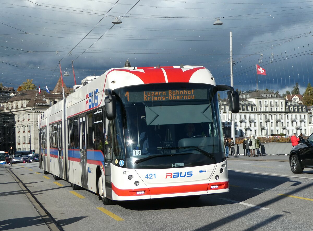 (256'876) - VBL Luzern - Nr. 421 - Hess/Hess Doppelgelenktrolleybus am 10. November 2023 in Luzern, Bahnhofbr�cke